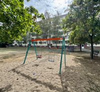 Spielplatz mit Schaukeln und Grünflächen in der Gegend von Topoľčany bei einer Einzimmerwohnung.
