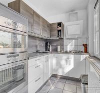 Eine Küche mit modernen Geräten und einem Fenster in einer 2-Zimmer-Wohnung.