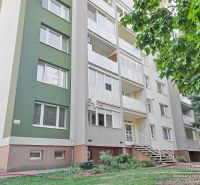 Das Wohnhaus in der Jiráskova-Straße in Trnava, umgeben von Grünflächen, bietet 2-Zimmer-Wohnungen an.