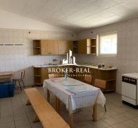 Interieur Lagerhallen mit ausgestatteter Küche, Esstisch und Stühlen.