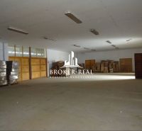 Lagerhallen und Lager mit Holzboden und gelagerten Paletten und Kisten.
