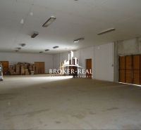 Lagerhäuser und Hallen mit Paketen und Verpackungen auf dem Boden, Holztüren, Beleuchtung von der Decke.