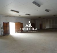 Ein geräumiger Saal innerhalb von Lagern und Hallen mit Betonboden und Beleuchtung.