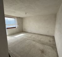 Prázdna miestnosť v rodinnom dome s oknom, betónovou podlahou a bielymi stenami.

Leerer Raum in einem Einfamilienhaus mit Fenster, Betonboden und weißen Wänden.