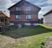 Ein Einfamilienhaus in Plavnica mit einem großen Garten und einer einfachen Fassade.