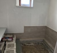 Innenraum eines Einfamilienhauses mit Fenster und geschliffenem Boden, Vorbereitung für Fliesen.