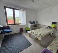 Ein bezauberndes Arbeitszimmer in einem Einfamilienhaus mit einfacher Einrichtung und Ausblick.