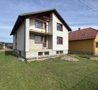 Ein Einfamilienhaus in Plavnica mit grünem Rasen und teilweise fertiggestellter Fassade.