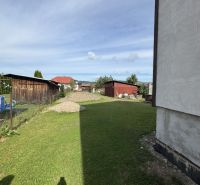 Der Rasenhof bei einem Einfamilienhaus in Plavnica mit Blick auf weitere Bebauung.