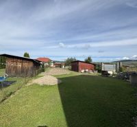 Ein Garten hinter einem Einfamilienhaus in Plavnica, mit einem Unterstand, einer Rasenfläche und einem Pool.