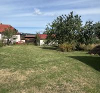 Der Garten vor dem Einfamilienhaus in Plavnica, Rasenfläche und Grün unter dem blauen Himmel.