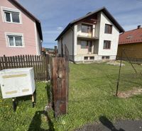 Ein Einfamilienhaus in Plavnica mit Garten, neben dem Gasschrank auf der Rasenfläche.