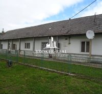Ein Einfamilienhaus in Černochovo, umgeben von Grün, mit einer Satellitenschüssel auf dem Dach.