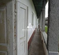 In Černochov, ein Familienhaus mit einem langen Flurbalkon und Säulen.