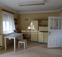 Ein Sitzbereich in einem Einfamilienhaus mit einem einfachen Tisch und Stuhl.