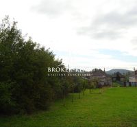 Ein Einfamilienhaus in Černochov, umgeben von Grün mit Blick auf die umliegende Landschaft.