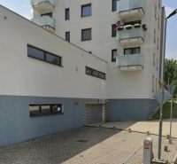 Gebäude mit Garage in der Švermova-Straße in Banská Bystrica, Parkpfosten.