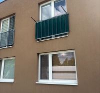 Fassade des Gebäudes in der Tehelna-Straße in Pezinok, Einzimmerwohnung mit zwei Fenstern.