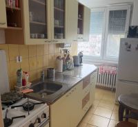 Küche in einer 2-Zimmer-Wohnung mit Küchenzeile und Geräten.
