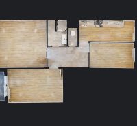 Grundriss einer 3-Zimmer-Wohnung mit Holzboden und Grundausstattung.