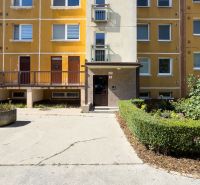 Die Fassade des Wohnhauses in der Belehradska-Straße, Košice - Stadtteil Sídlisko Ťahanovce.