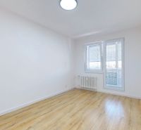 Helles Zimmer mit Holzboden in einer 3-Zimmer-Wohnung.
