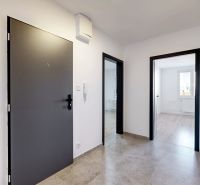 Eingangsflur in einer 3-Zimmer-Wohnung mit Fliesenboden und dunklen Türen.