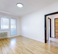 Ein Zimmer in hellen Tönen mit einem Holzboden in einer 3-Zimmer-Wohnung.
