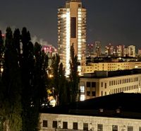 Abendlicher Blick auf ein beleuchtetes Hochhaus in Bratislava, im Stadtteil Nové Mesto in der Sliačska-Straße.