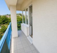 Balkon einer 2-Zimmer-Wohnung mit Blick auf das Grün am Račianske mýto, Bratislava - Ahoj.