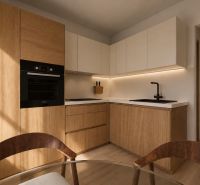 Küche in einer 2-Zimmer-Wohnung mit hellen Schränken und einem Boden in Holzoptik.