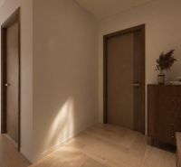 Flur in einer 2-Zimmer-Wohnung mit einem Boden in Holzoptik und sanfter Beleuchtung.