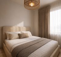 Schlafzimmer mit bequemem Bett, Vorhängen und Lampe in einer 2-Zimmer-Wohnung, Boden mit Holzdekor.