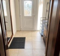 Eingangshalle mit Fliesen und weißen Türen in einem Einfamilienhaus.