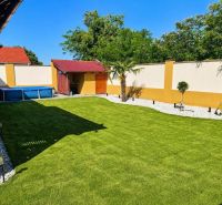 Der Garten eines Einfamilienhauses in Darnózseli mit einem Pool und einem sorgfältig gepflegten Rasen.