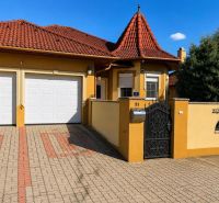 Ein Einfamilienhaus in Darnózseli mit einem Terrakotta-Dach und einer Doppelgarage.