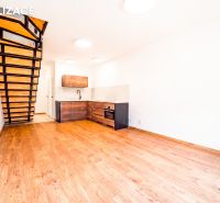 Küche mit Holzdekor, Treppe, Boden mit Holzdekor in einer Ferienwohnung.