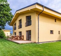 Ferienwohnung im Zentrum von Veľký Slavkov mit Terrasse und grünem Rasen.