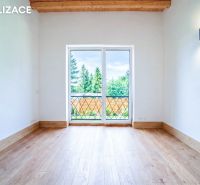 Fenster mit Blick auf den Garten, Boden mit Holzdekor, Ferienwohnung.