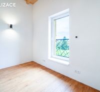 Ein Zimmer in einem Ferienapartment mit Holzboden und einem großen Fenster.