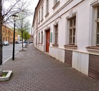 Františkánska Straße in Trnava mit historischen Gebäuden und Bäumen bei den Büros.