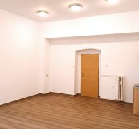 Büros mit Holzboden, weißen Wänden und einem Waschbecken.