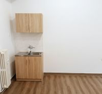 Büros mit Schrank und Waschbecken, Boden mit Holzdekor.