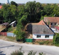 Einfamilienhaus am Platz des hl. Florian in Krakovany mit Hof und Kinderspielplatz.