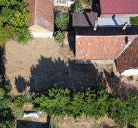 Ein Einfamilienhaus am Platz des Heiligen Florian in Krakovany mit einem angrenzenden unbebauten Grundstück.