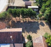 Ein Einfamilienhaus am Platz des hl. Florián in Krakovany mit einem großen Hof und viel Grün.
