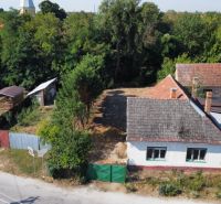 Ein Einfamilienhaus am Platz des hl. Florian, Krakovany, umgeben von Grünflächen und einem Kinderspielplatz.