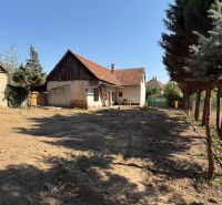Ein Einfamilienhaus am Platz des heiligen Florian in Krakovany, mit Höfen und daneben stehenden Bäumen.