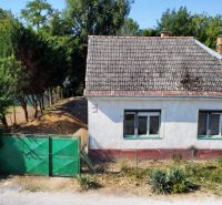Ein Einfamilienhaus am Platz des hl. Florian in Krakovany, umgeben von Grün und einem Zaun.
