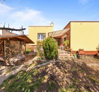 Einfamilienhaus in der Lajos-Kossuth-Straße in Dunajská Streda mit Terrasse und Garten.